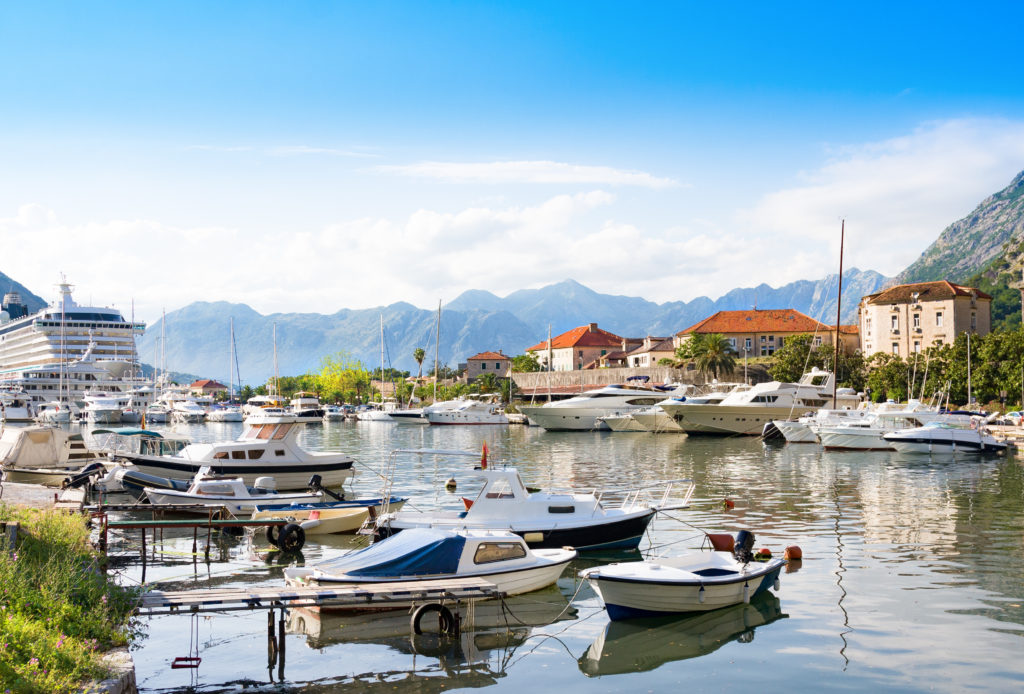 The boats in sea at sunset with mountains and old city Cruise vakantie Rob Land Reizen